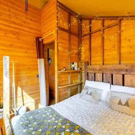 Little North Field Family Safari Tent Glamping Near Οργανωμένο κάμπινγκ Χαρογκέιτ