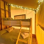 Campo de lujo Little North Field Family Safari Tent Glamping Near Harrogate