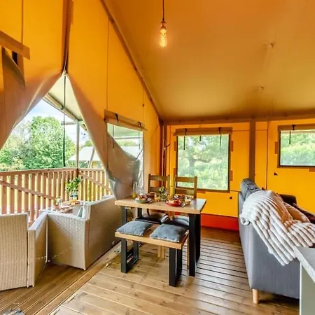 Little North Field Family Safari Tent Glamping Near Campo de lujo