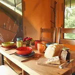 Роскошный шатер Little North Field Family Safari Tent Glamping Near Харрогейт