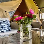 Роскошный шатер Little North Field Family Safari Tent Glamping Near