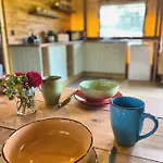 Little North Field Family Safari Tent Glamping Near Роскошный шатер Харрогейт