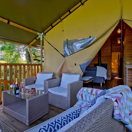 אוהל מפואר Little North Field Family Safari Tent Glamping Near